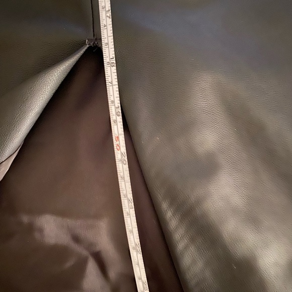 Gorgeous black leather pencil skirt 🖤 - Picture 5 of 8